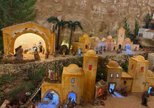 Somaén inaugura su mejorado Belén en la iglesia parroquial