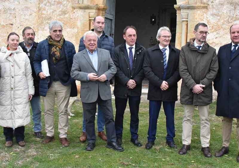 Santonja avala recuperación de la ermita de la Monjía, en Fuentetoba