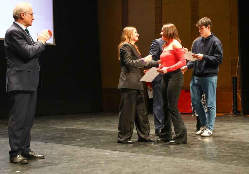 La Junta reconoce a los alumnos, profesores y centros docentes más destacados de Comunidad
