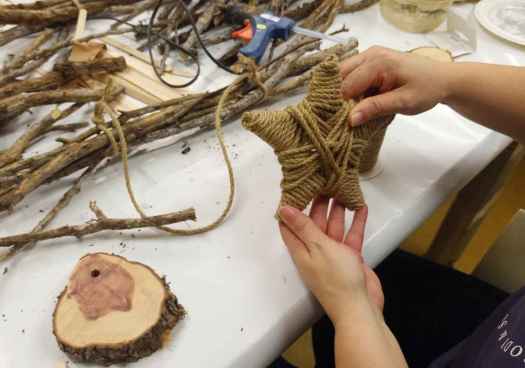 Almazán impulsa Navidad sostenible con taller de confección de adornos ecológicos