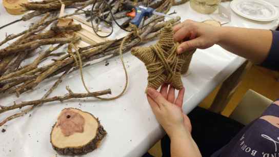 Almazán impulsa Navidad sostenible con taller de confección de adornos ecológicos