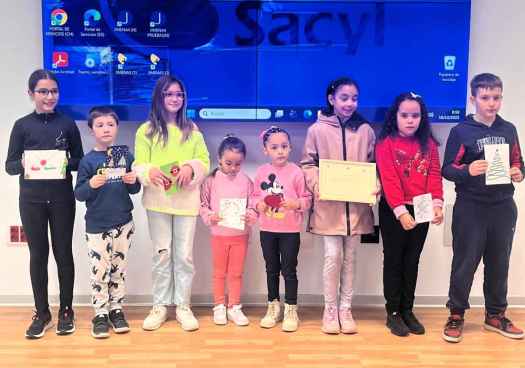 Escolares del Fuente del Rey entregan postales navideñas a pacientes del hospital de Soria