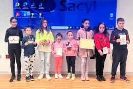 Escolares del Fuente del Rey entregan postales navideñas a pacientes del hospital de Soria