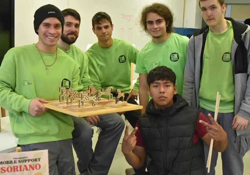Mercadillo navideño de los alumnos del CIFP Pico Frentes, de Soria