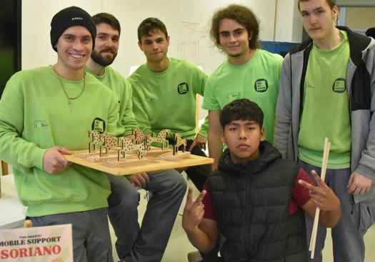 Mercadillo navideño de los alumnos del CIFP Pico Frentes, de Soria