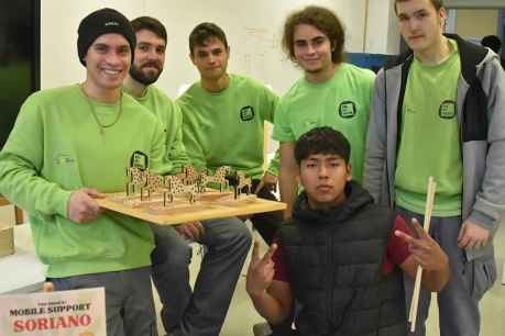Mercadillo navideño de los alumnos del CIFP Pico Frentes, de Soria