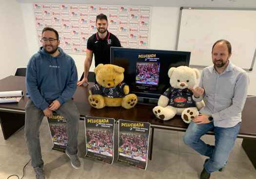 Cita solidaria de Sporting y Cáritas con lluvia de peluches