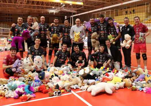Medio millar de peluches para Cáritas del líder Sporting
