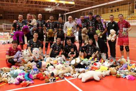 Medio millar de peluches para Cáritas del líder Sporting