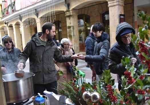 ASPACE Soria reparte chocolate en su mercadillo solidario