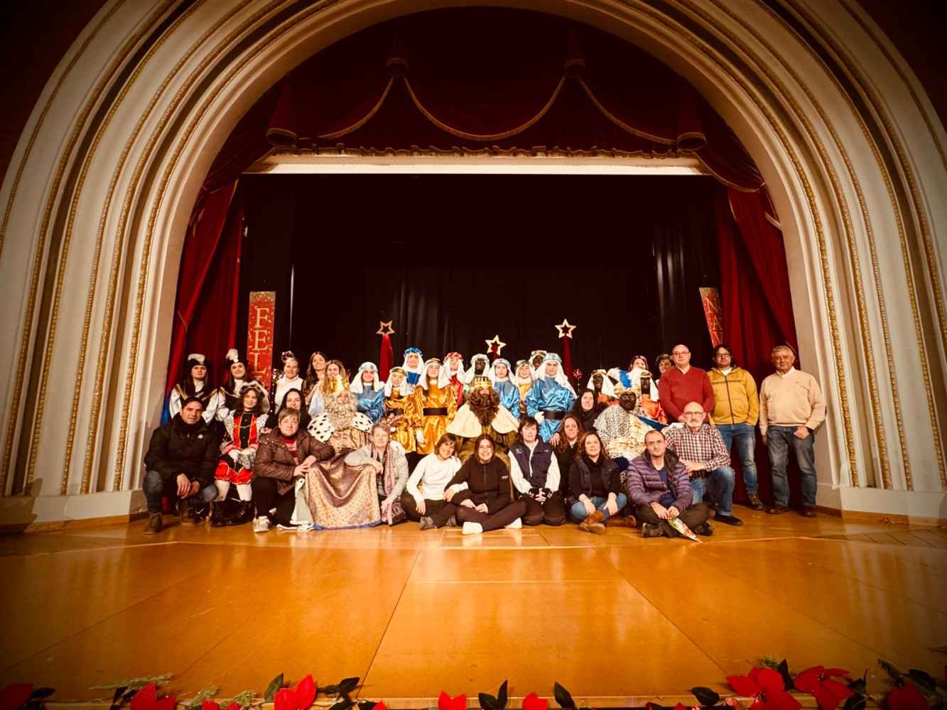 Niños y mayores reciben a la cabalgata de Reyes en San Leonardo