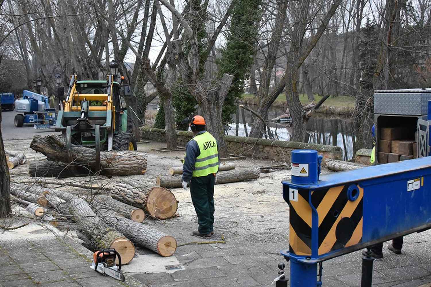 Comienza el desmontaje de la pasarela peatonal del Soto Playa, en Soria
