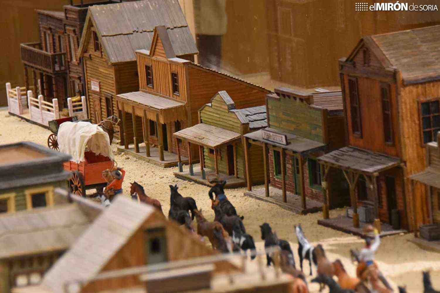 Teo Rubio recrea en Soria el Oeste americano con 60 maquetas artesanales