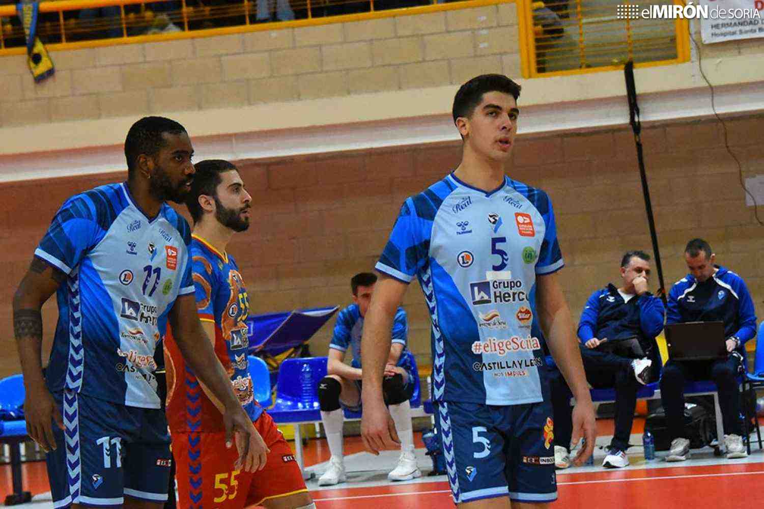 Los celestes remontan en Almería para consolidar su segunda plaza en Superliga