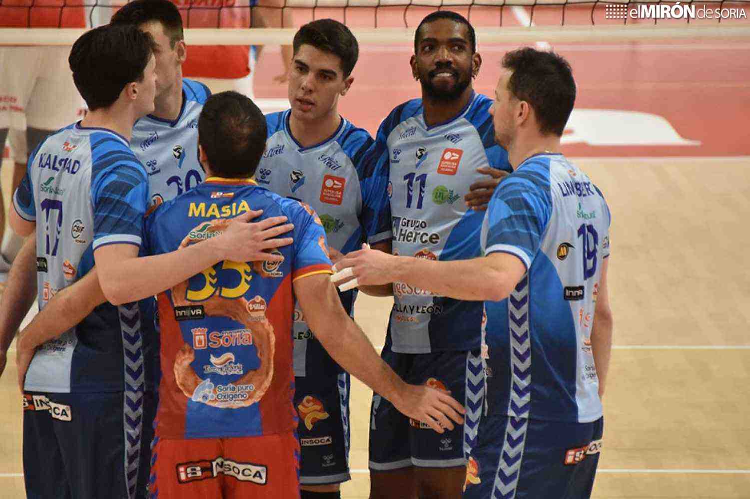 Los celestes disputan en Almería el choque más clásico del voleibol español