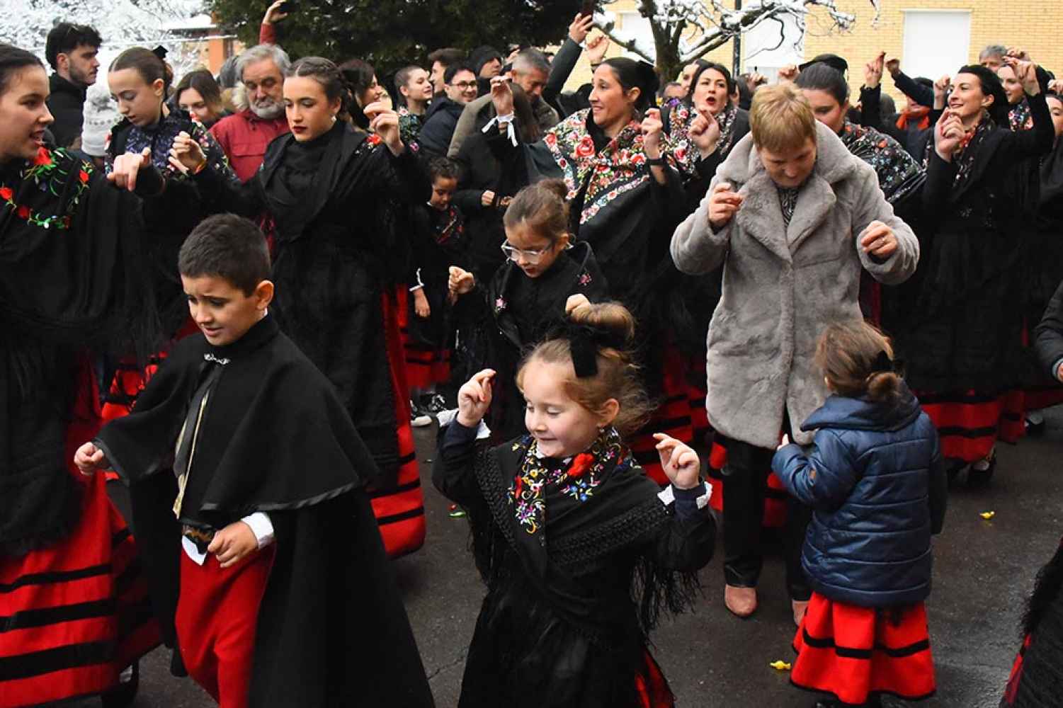 Casarejos baila la jota ante la imagen de la Virgen de la Paz