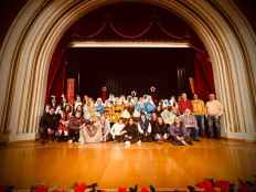 Niños y mayores reciben a la cabalgata de Reyes en San Leonardo
