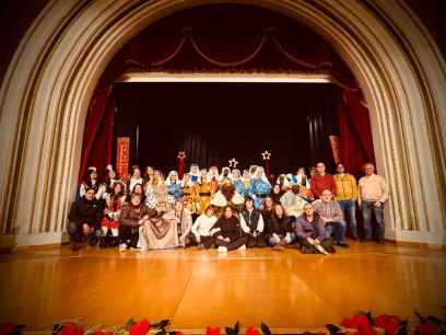 Niños y mayores reciben a la cabalgata de Reyes en San Leonardo