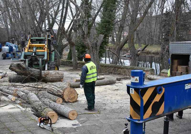 Comienza el desmontaje de la pasarela peatonal del Soto Playa, en Soria