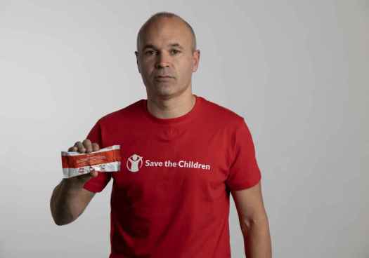 Andrés Iniesta se convierte en embajador de Save the Children España