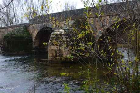 Parada en el puente medieval de Andaluz