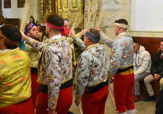 Casarejos disfruta de sus danzas del paloteo en festividad de la Virgen de la Paz
