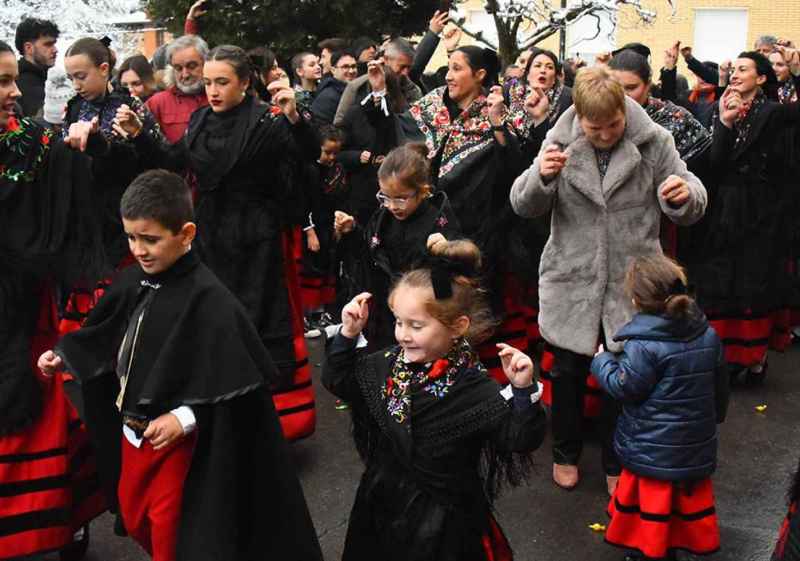 Casarejos baila la jota ante la imagen de la Virgen de la Paz