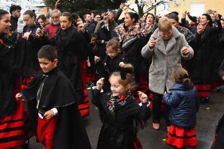 Casarejos baila la jota ante la imagen de la Virgen de la Paz