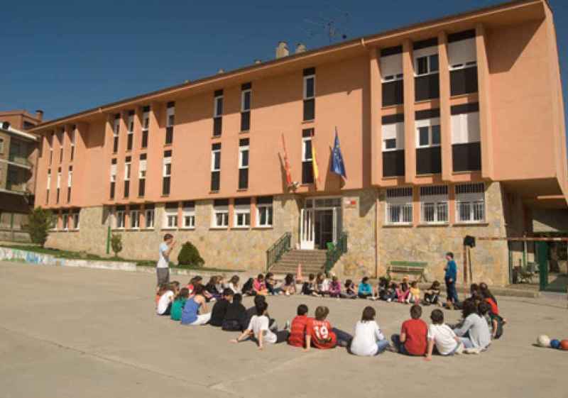 Demandan más seguridad para menores en colegio de Navaleno 