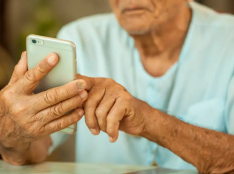 Ayuntamiento y Fundación FADES quieren reducir brecha digital y la soledad no deseada entre mayores 