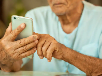 Ayuntamiento y Fundación FADES quieren reducir brecha digital y la soledad no deseada entre mayores 