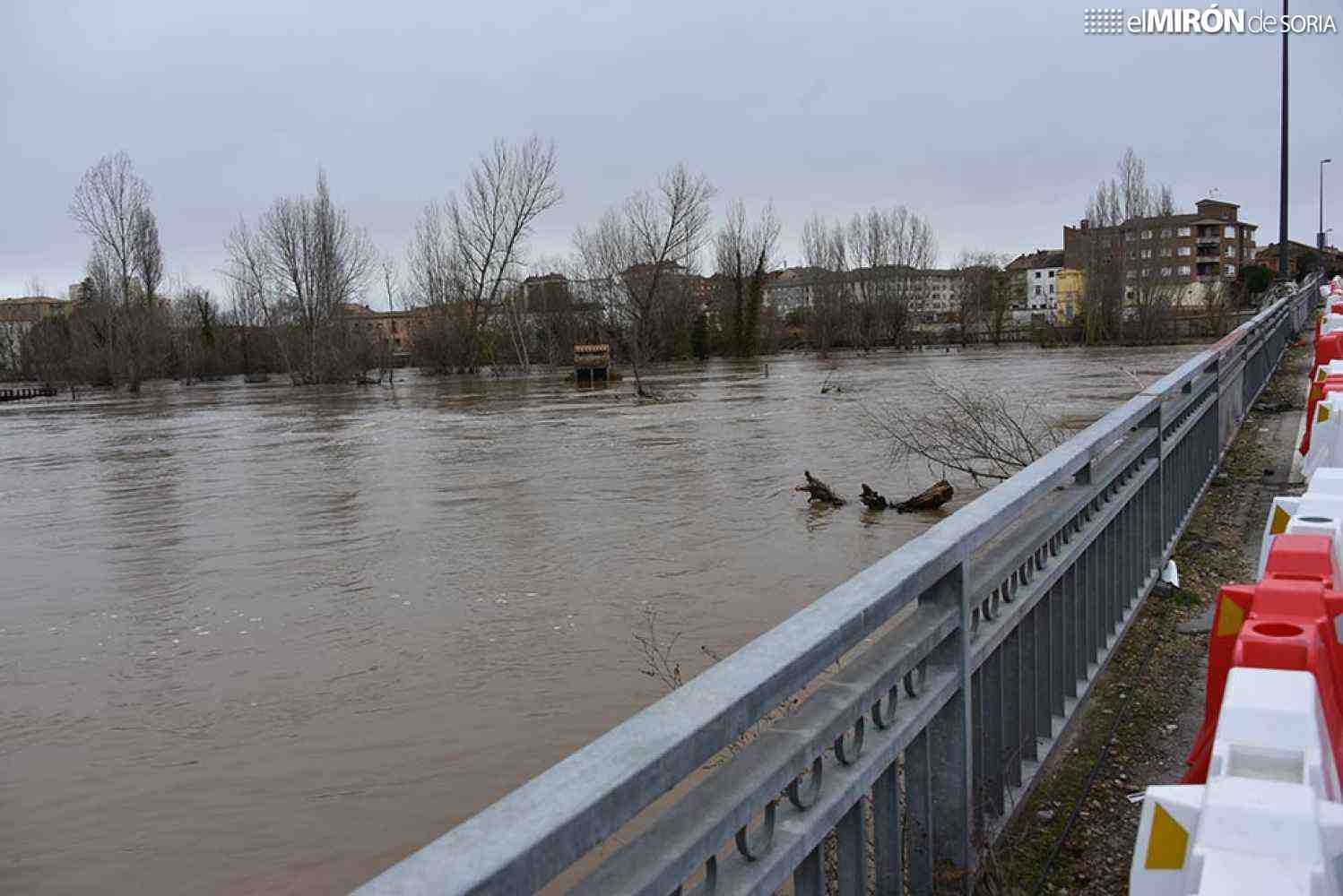 La crecida del Duero remite en Almazán tras inundarse el parque de 