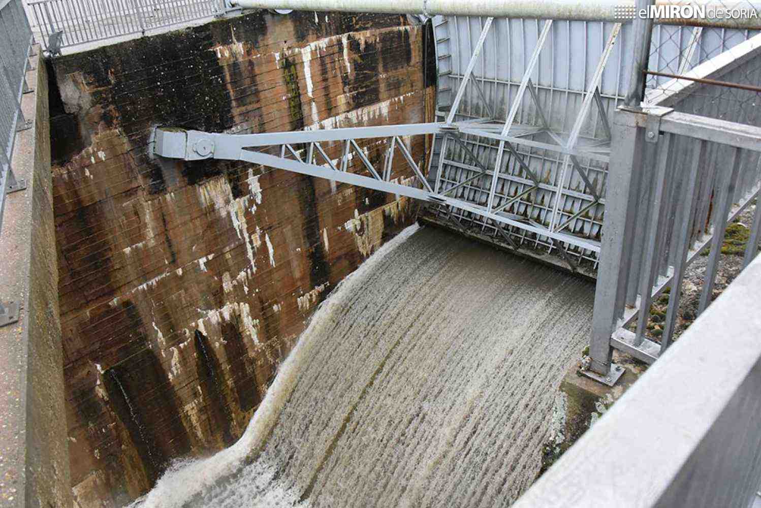 La salida del embalse de la Cuerda del Pozo, único punto en alerta roja en Duero soriano