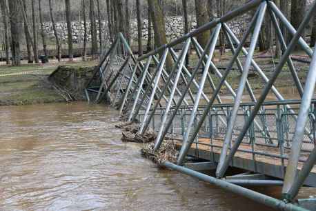 La crecida del Duero se refleja a su paso por Soria capital