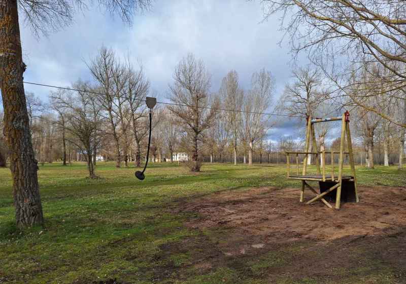 Nueva tirolina en La Arboleda, en Almazán, para fomentar ocio y deporte al aire libre