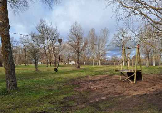 Nueva tirolina en La Arboleda, en Almazán, para fomentar ocio y deporte al aire libre