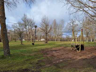 Nueva tirolina en La Arboleda, en Almazán, para fomentar ocio y deporte al aire libre