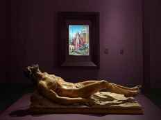 La Cofradía de las Siete Palabras visita la exposición de Las Edades, en Zamora