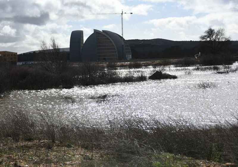 El agua del Duero cerca las Cúpulas de la Energía, tras crecida por desembalse