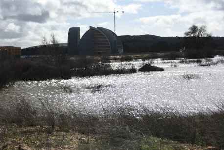 El agua del Duero cerca las Cúpulas de la Energía, tras crecida por desembalse