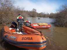 Los bomberos de Soria garantizan suministro de alimento a ganado aislado por inundaciones en Garray