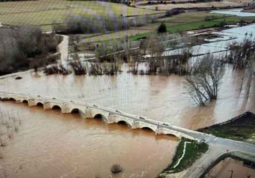 Langa de Duero amanece anegada por el Duero sin aviso oficial