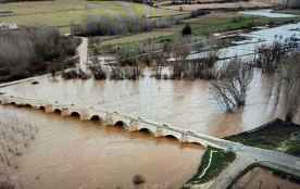 Langa de Duero amanece anegada por el Duero sin aviso oficial