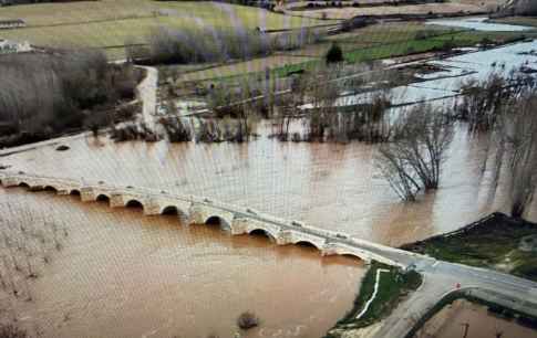 Langa de Duero amanece anegada por el Duero sin aviso oficial