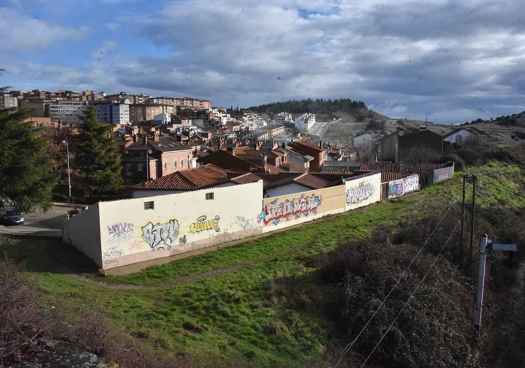 Dejémonos de ditirambos en + (más), y/o en - (menos).