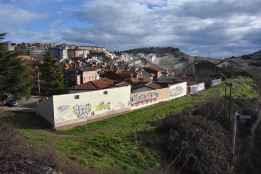 Dejémonos de ditirambos en + (más), y/o en - (menos).