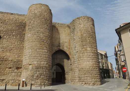 Licitadas obras para restaurar puerta de la Villa-Herreros en muralla de Almazán