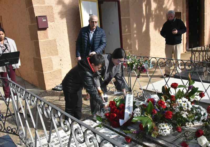 Rosas y poemas en Soria en el 87 aniversario de la muerte de Antonio Machado