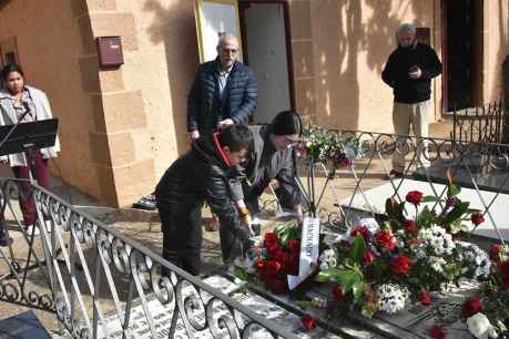 Rosas y poemas en Soria en el 87 aniversario de la muerte de Antonio Machado