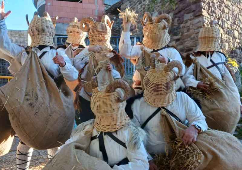 Los zarrones vuelven a recorrer las calles de Borobia en carnavales